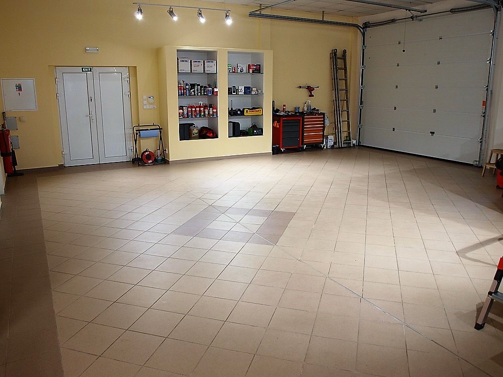 Dílna — Prostor pro osobní i užitková vozidla